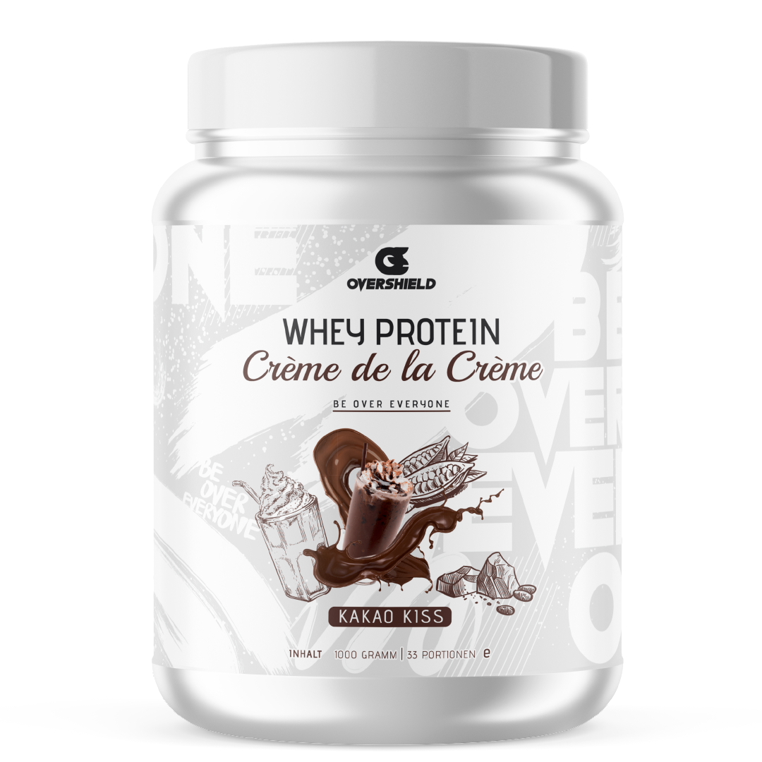 Kakao Kiss Whey Protein in einer weißer Dose mit dem Schriftzug Crème de la Créme. Der Inhalt entspricht 33 Portionen.